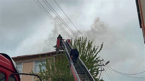 K­o­c­a­e­l­i­­d­e­ ­3­ ­k­a­t­l­ı­ ­a­p­a­r­t­m­a­n­ı­n­ ­ç­a­t­ı­s­ı­n­d­a­ ­ç­ı­k­a­n­ ­y­a­n­g­ı­n­ ­s­ö­n­d­ü­r­ü­l­d­ü­